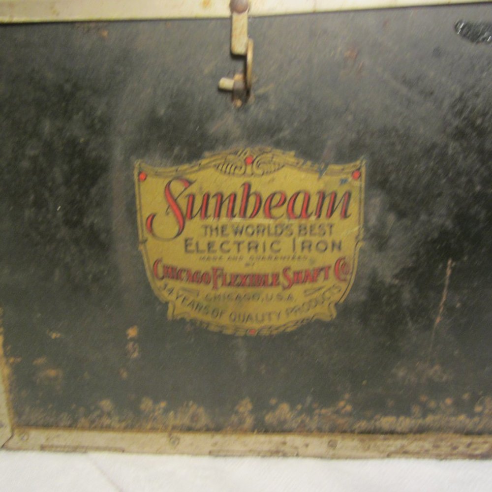 UNIQUE ANTIQUE SUNBEAM ELECTRIC IRON W/CARRY BOX